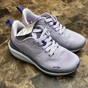 NEW 🆕 Avia Women's Lavender Athletic Sneakers size 6 - Memory Foam / with tags